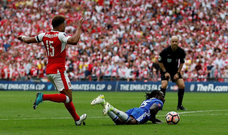 Tình huống Victor Moses bị đuổi khỏi sân khiến Chelsea ôm hận
