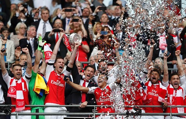 Wenger úp mở tương lai, người Arsenal sốt ruột
