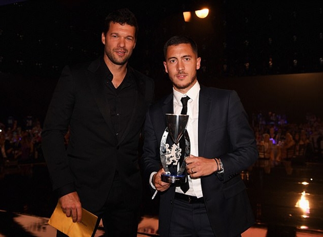 Ảnh bài viết Hazard bảnh bao trong ngày ẵm giải "Bàn thắng của mùa"