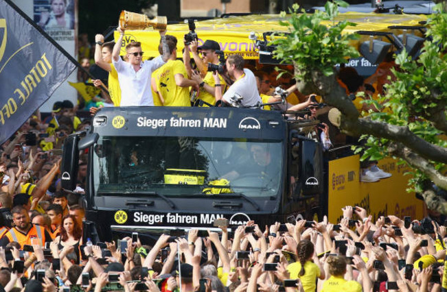 Mặc chấn thương, Reus vẫn tưng bừng đón cúp cùng Dortmund