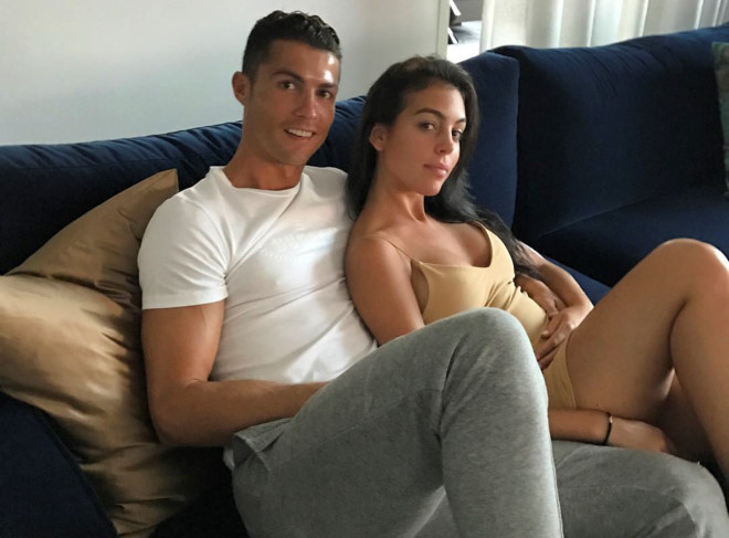 Rộ tin đồn bạn gái Ronaldo mang bầu