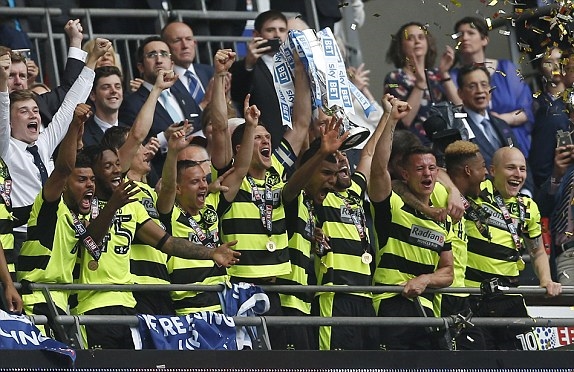 Ảnh bài viết Gục ngã trên chấm phạt đền, Reading rơi nước mắt nhìn Huddersfield lên hạng