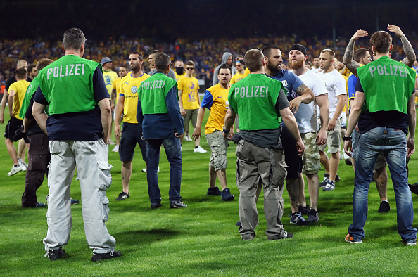 Phẫn nộ khi không thể lên hạng, CĐV Braunschweig kéo nhau lao xuống sân đòi ăn thua đủ với Wolfsburg
