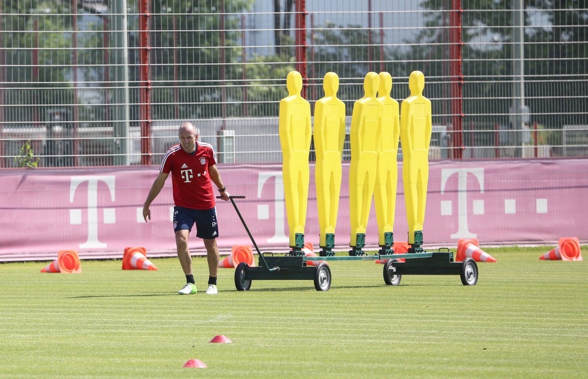 Ảnh bài viết Robben, Neuer tích cực khổ luyện mặc đồng đội du hí, nghỉ mát