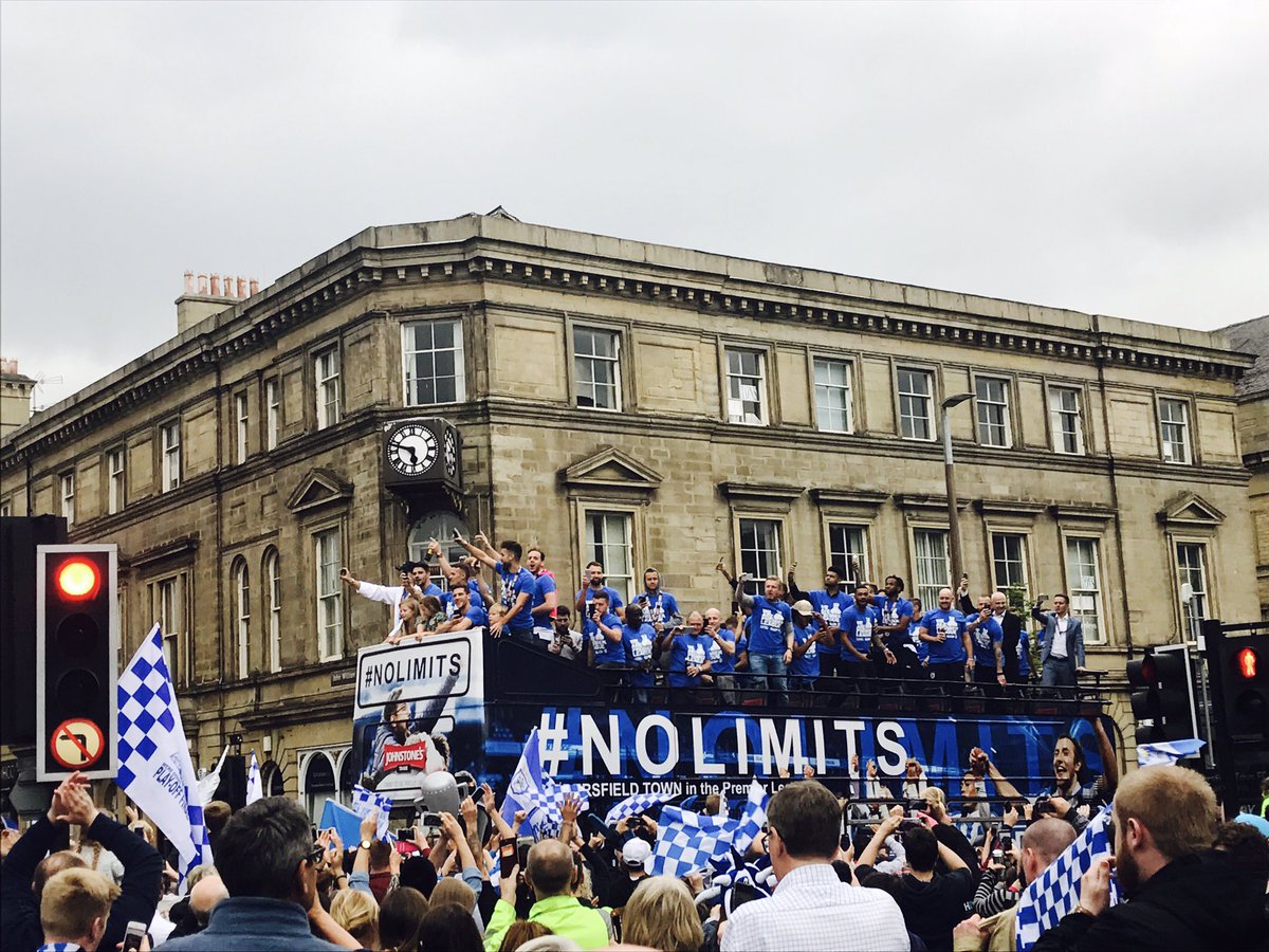 Chuyến diễu hành "bay" vào Ngoại hạng Anh của Huddersfield