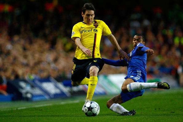 Những hung thần từng khiến Messi lẫn Ronaldo "tắt điện"
