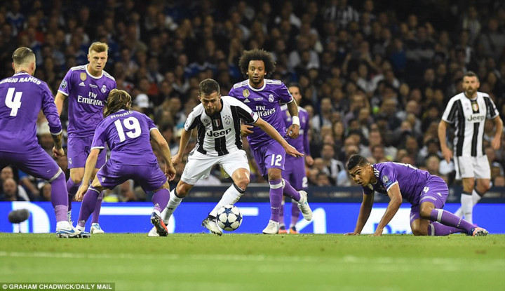 "Cáo già" Zidane hơn Max Allegri một cái đầu!