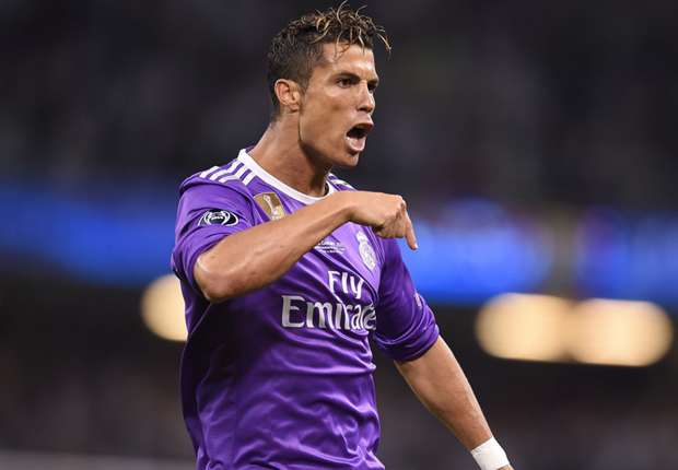 Ghi bàn như 'điện', Ronaldo vượt Messi giật giải 'Vua phá lưới' Champions League