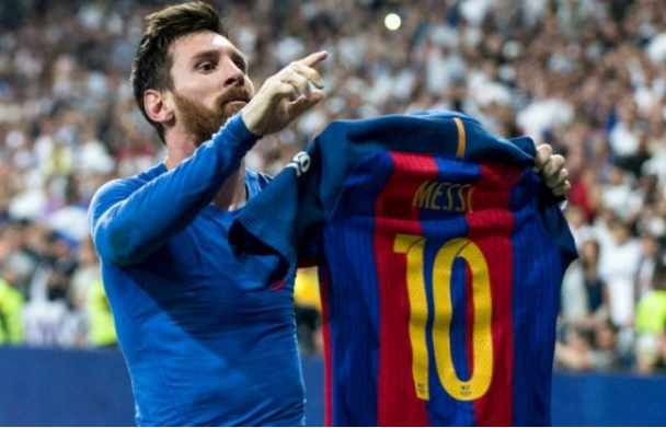Ảnh bài viết  Nhìn Ronaldo ngạo nghễ, chợt thấy tủi thân cho Messi 