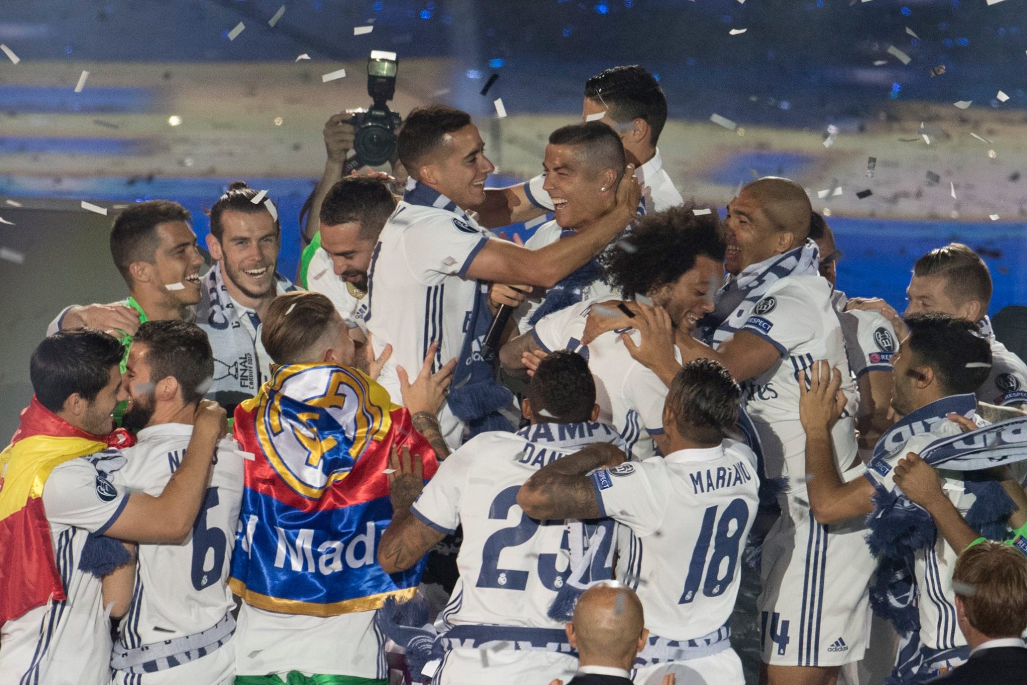 Ronaldo khoe kiểu tóc siêu độc trong lễ ăn mừng hoàng tráng của Real tại Madrid