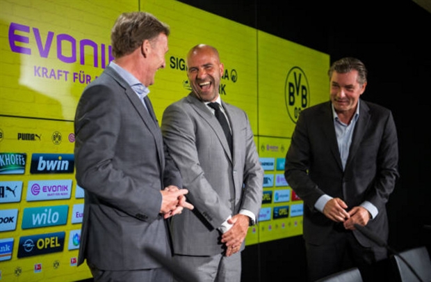 Bosz cười hết ga trong ngày đầu làm 'Boss' tại Dortmund