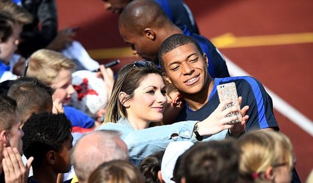 Ảnh bài viết Kylian Mbappe tươi như hoa bên bóng hồng xinh đẹp