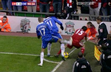 Bosingwa "xử đẹp" Benayoun vì tội câu giờ