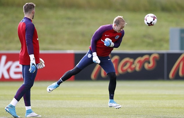 Ảnh bài viết Joe Hart tập làm... "tiền đạo" trong ngày đầu lên tuyển