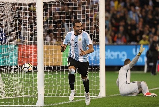 Phung phí cơ hội, Brazil dâng chiến thắng đầu tay cho Sampaoli