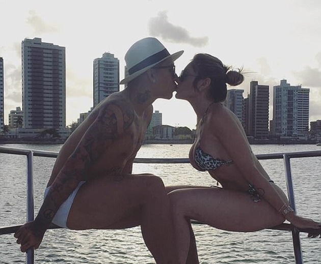 Vợ chồng Firmino lãng mạn "khóa môi" tại quê nhà