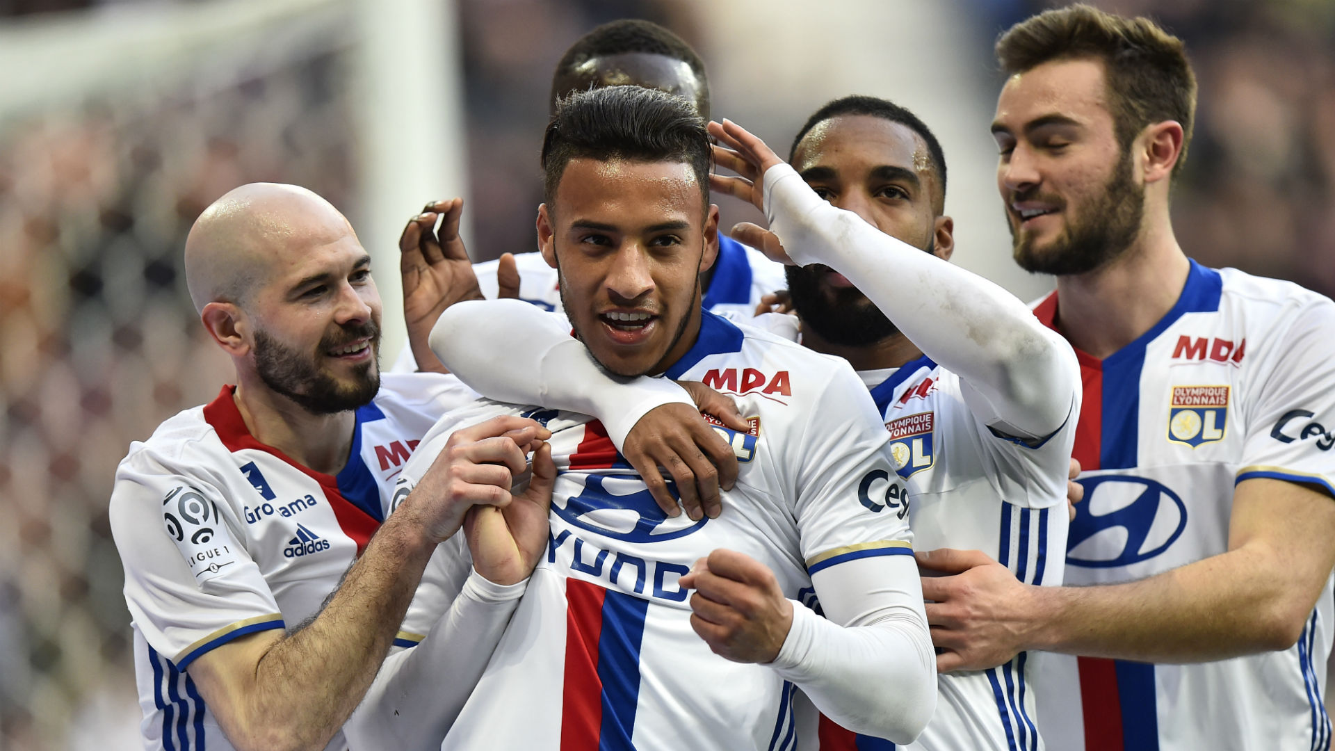 Điểm tin chiều 10/06: Mourinho giữ chân loạt cầu thủ; Bayern chiêu mộ sao Lyon