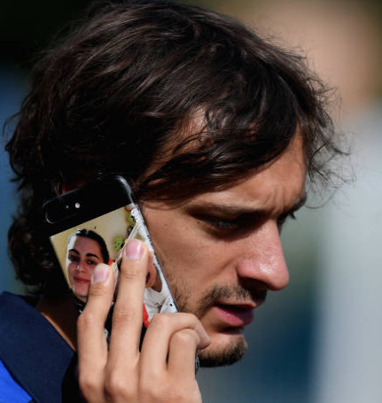 Ảnh bài viết Tập cùng tuyển Italia, sao Southampton lộ ốp lưng 'tình yêu'