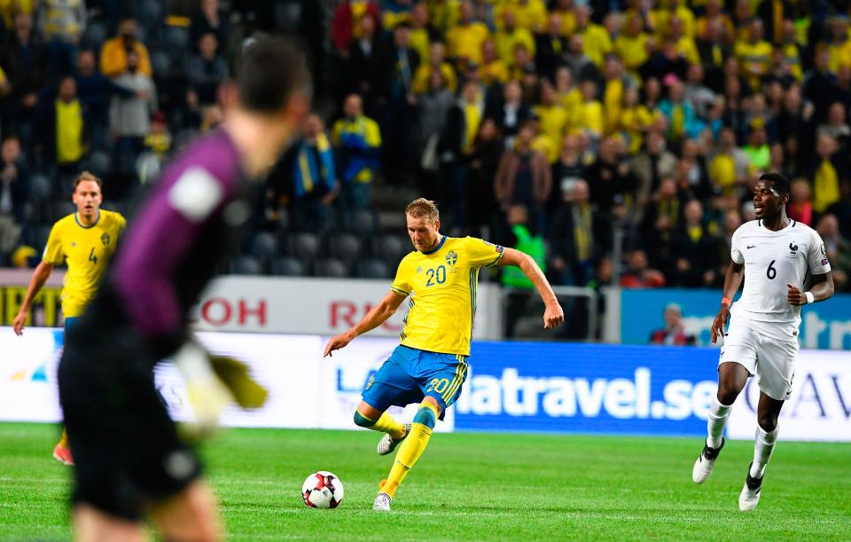 Toivonen trừng phạt Lloris bằng siêu phẩm từ giữa sân