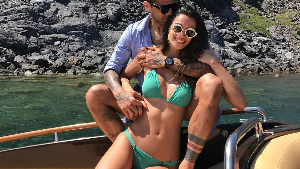 Ảnh bài viết Alves và bạn gái lại 'tình giữa biển tình'