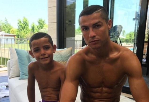 Ảnh bài viết 'Cha nào con nấy', Ronaldo khoe tóc đôi với con trai cực chất