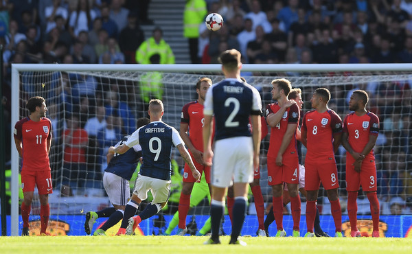 Làm nền cho 2 siêu phẩm, Joe Hart "khiến" tuyển Anh suýt thua trước Scotland