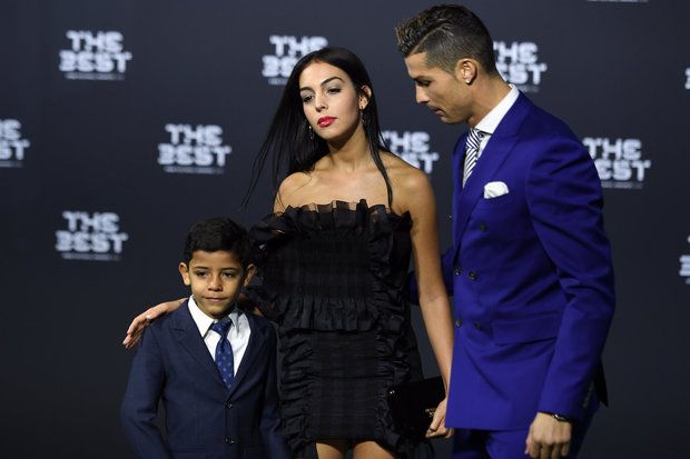 Ronaldo đại hỷ, đón thêm con sinh đôi