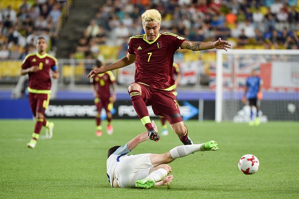 Sút hỏng phạt đền, ngôi sao 10,6 triệu euro của Watford ngậm ngùi nhìn Tam sư nâng cúp