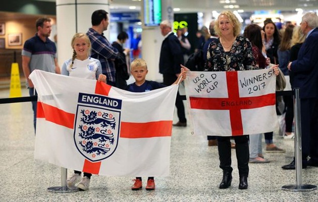 Ảnh bài viết Chùm ảnh: NHM ra tận sân bay rước cúp cùng U20 Anh