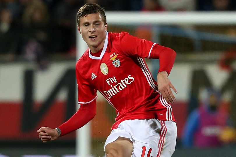 Ảnh bài viết Sang M.U, Lindelof vẫn khiến CĐV Benfica ấm lòng