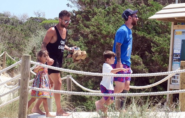 Ảnh bài viết Messi hạnh phúc bên... Fabregas tại đảo Balaeric 