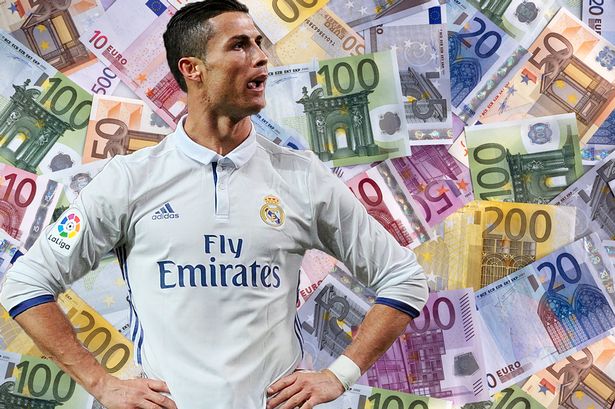 Ảnh bài viết Ronaldo dùng MU moi tiền Real: Không dễ lừa "bố già" Perez!