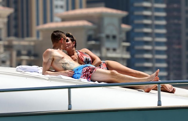 Jamie Vardy tình tứ bên cô vợ Rebekah ở Dubai