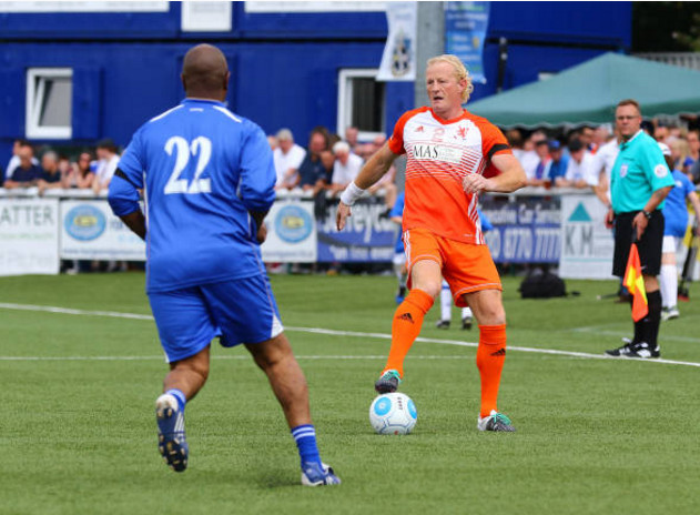 Ảnh bài viết Mặc bụng bia, các huyền thoại Chelsea vẫn quẩy nhiệt tình trên sân