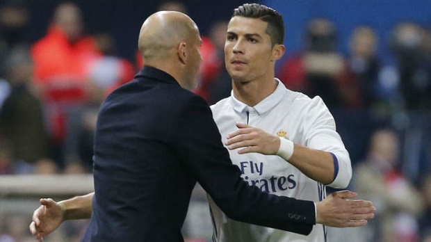 Ảnh bài viết Zidane tha thiết thuyết phục Ronaldo: Hãy ở lại, chúng tôi cần cậu!