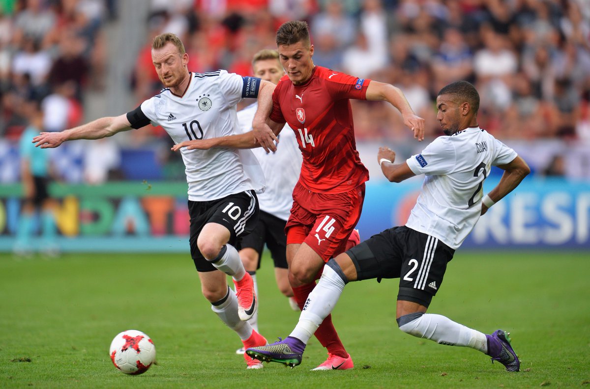 Chùm ảnh: U21 CH Séc bất lực trước sức mạnh Tiểu Mannschaft