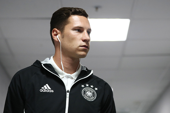 Draxler cùng các đồng đội bảnh bao tiến vào SVĐ tại Sochi