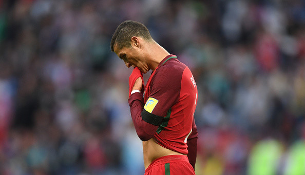 Ronaldo bỏ họp báo sau trận hòa Mexico