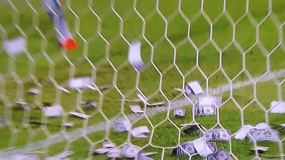 Ảnh bài viết Xả giận, CĐV Italia ném tiền thẳng vào mặt Donnarumma