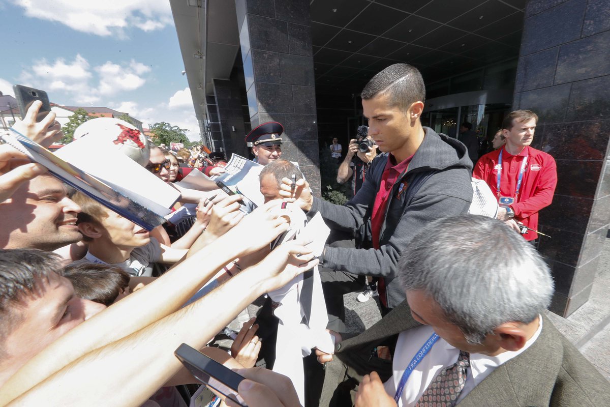 Ảnh bài viết Ronaldo mặt "đưa đám", ký tặng cho người hâm mộ