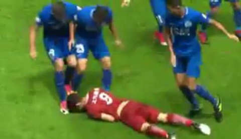 Tình huống Oscar đá láo, suýt bị đánh hội đồng ở TQ
