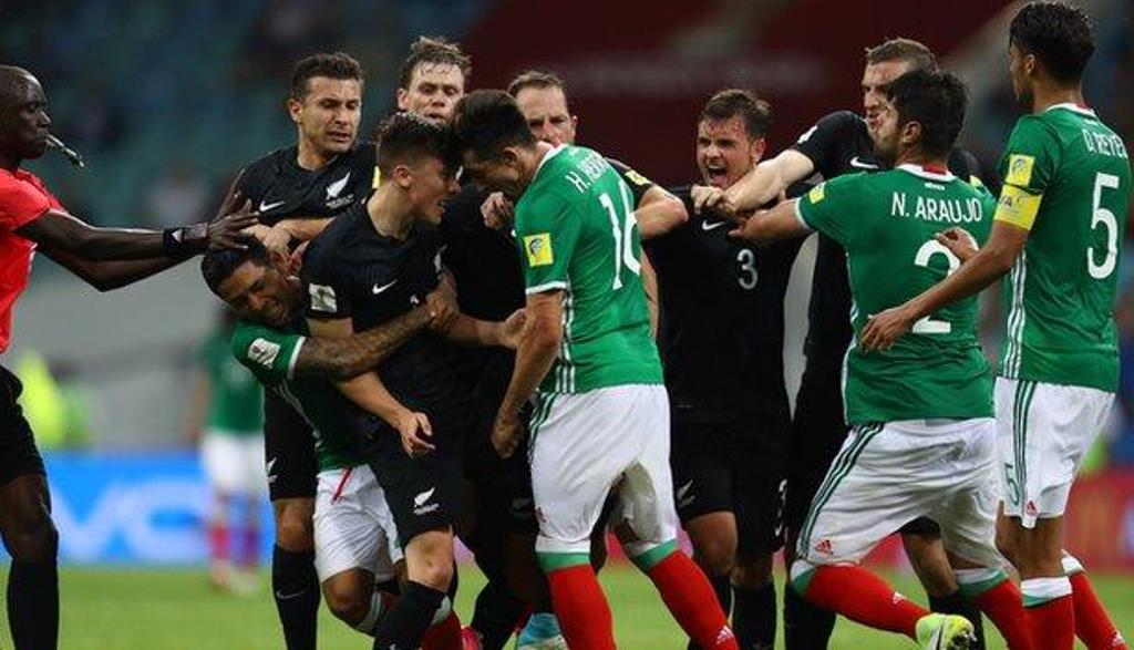 Bị loại khỏi Confeds Cup 2017, New Zealand ẩu đả với Mexico ngay trong trận đấu