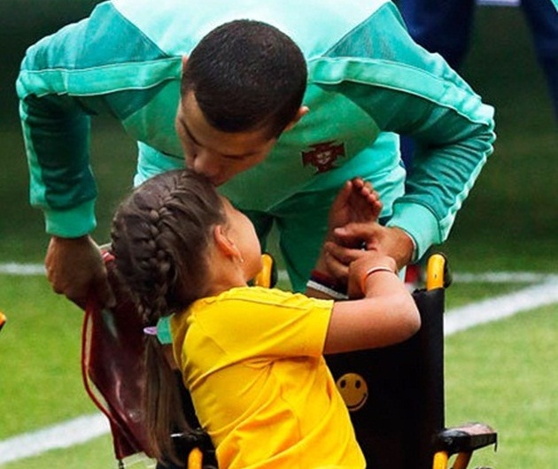 Chùm ảnh: Ronaldo và nụ hôn nhân hậu sưởi ấm trái tim cô bé khuyết tật