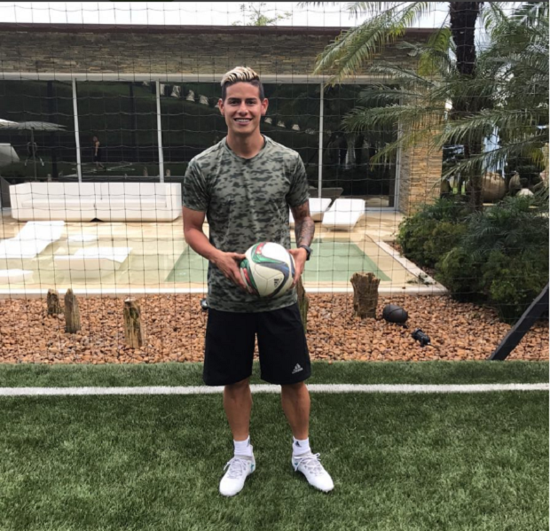 James Rodriguez khoe tóc mới, Ronaldo chê tơi tả