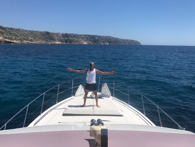 Ảnh bài viết Trước mùa Hè giông bão, Kylian Mbappe thư thái trên du thuyền