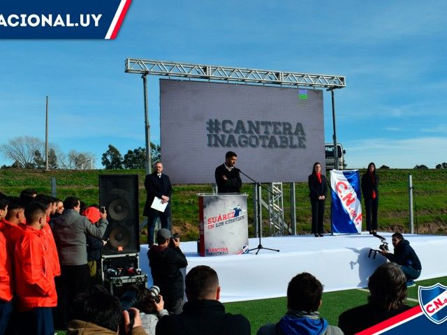 Ảnh bài viết Sao Barca khóc trong ngày khai trương sân bóng mang tên mình