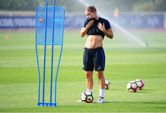 Ảnh bài viết Sao nữ tuyển Pháp tự tin khoe cơ bụng trên sân tập