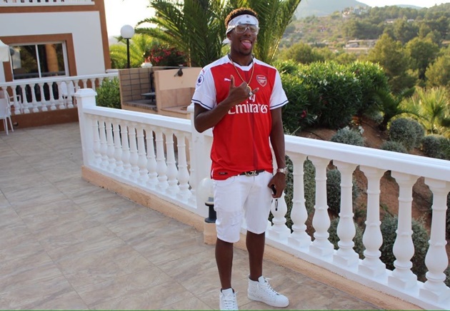 Ảnh bài viết Nghỉ Hè, Alex Iwobi mặc áo Arsenal đi du lịch