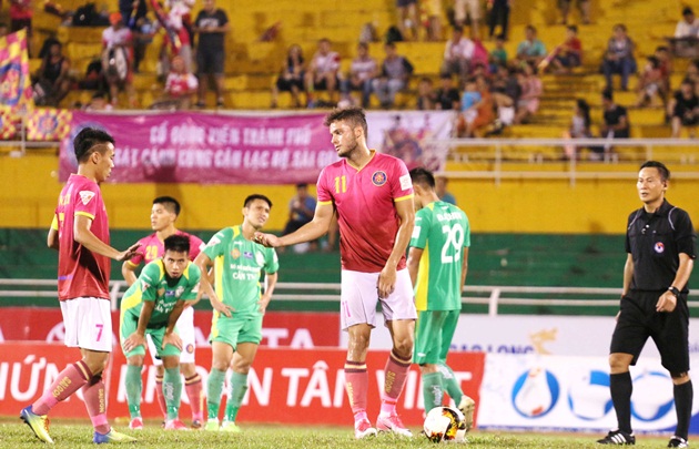 Ảnh bài viết Ngoại binh “giành” đá phạt đền với đội trưởng Sài Gòn FC