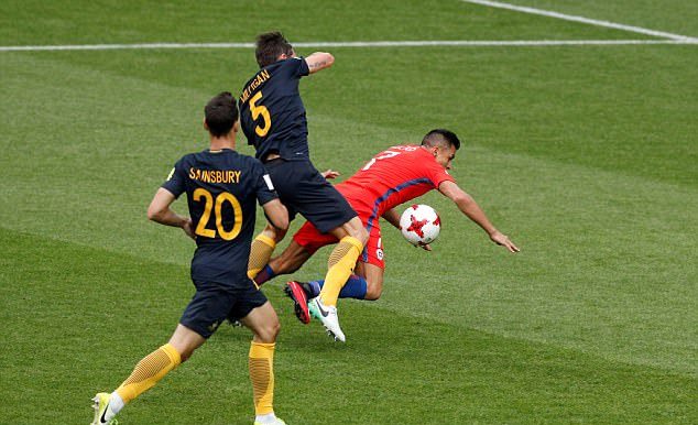 Chùm ảnh: Sanchez 'ăn vạ' không thành, Chile vất vả cầm hòa Australia